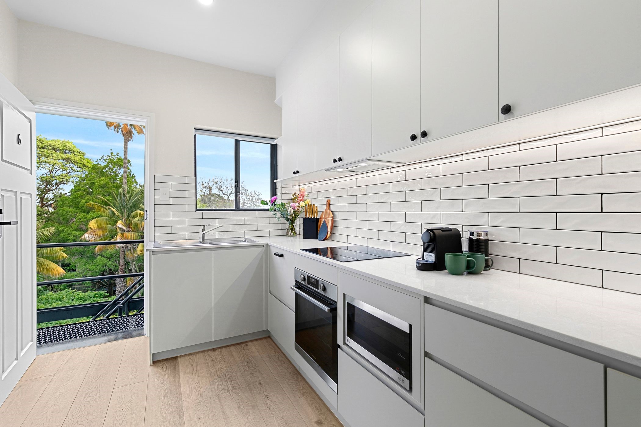 Kitchen - Hamilton Lodge Apartments by Urban Rest - Sydney