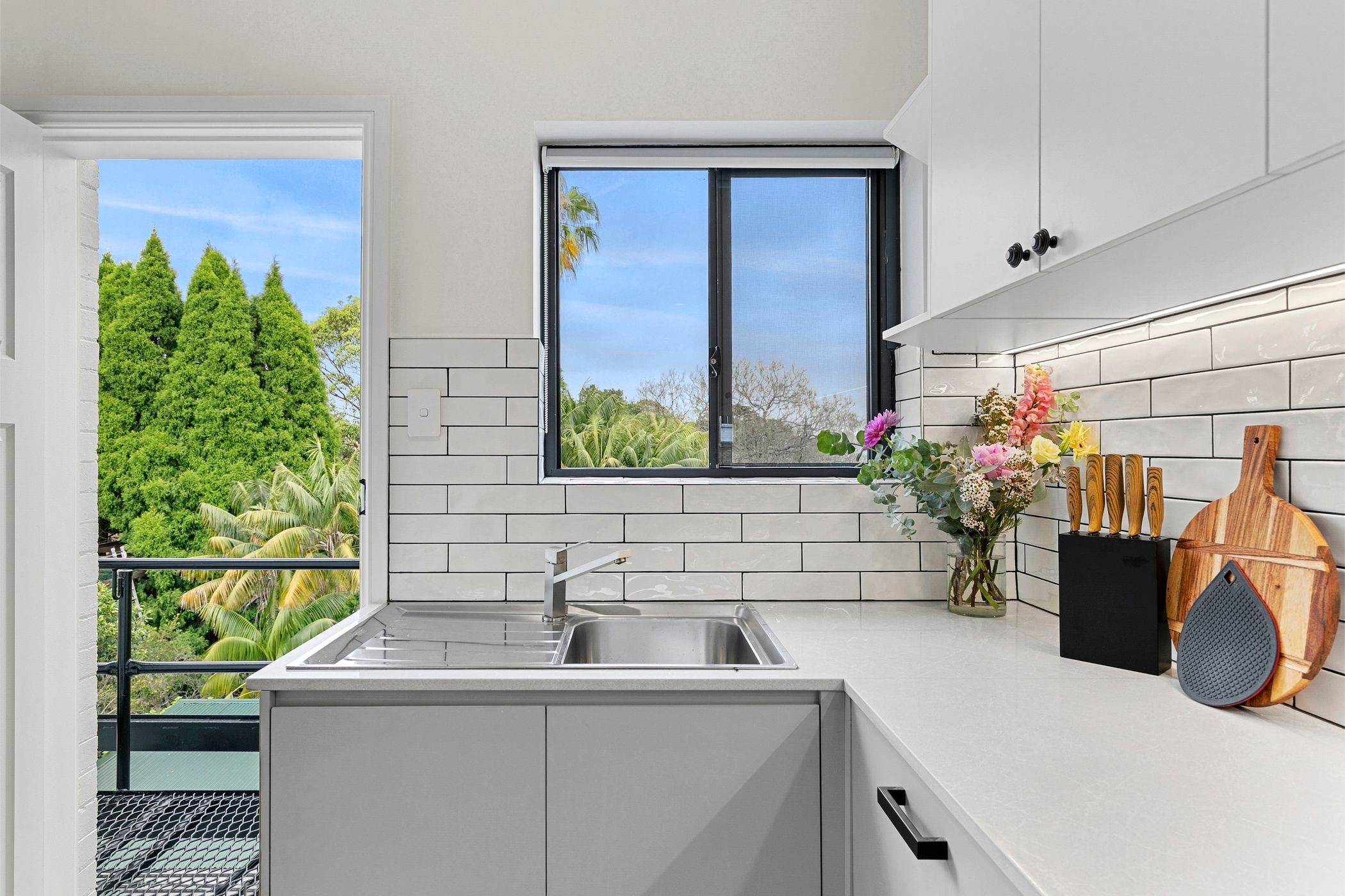 Kitchen - Hamilton Lodge Apartments by Urban Rest - Sydney