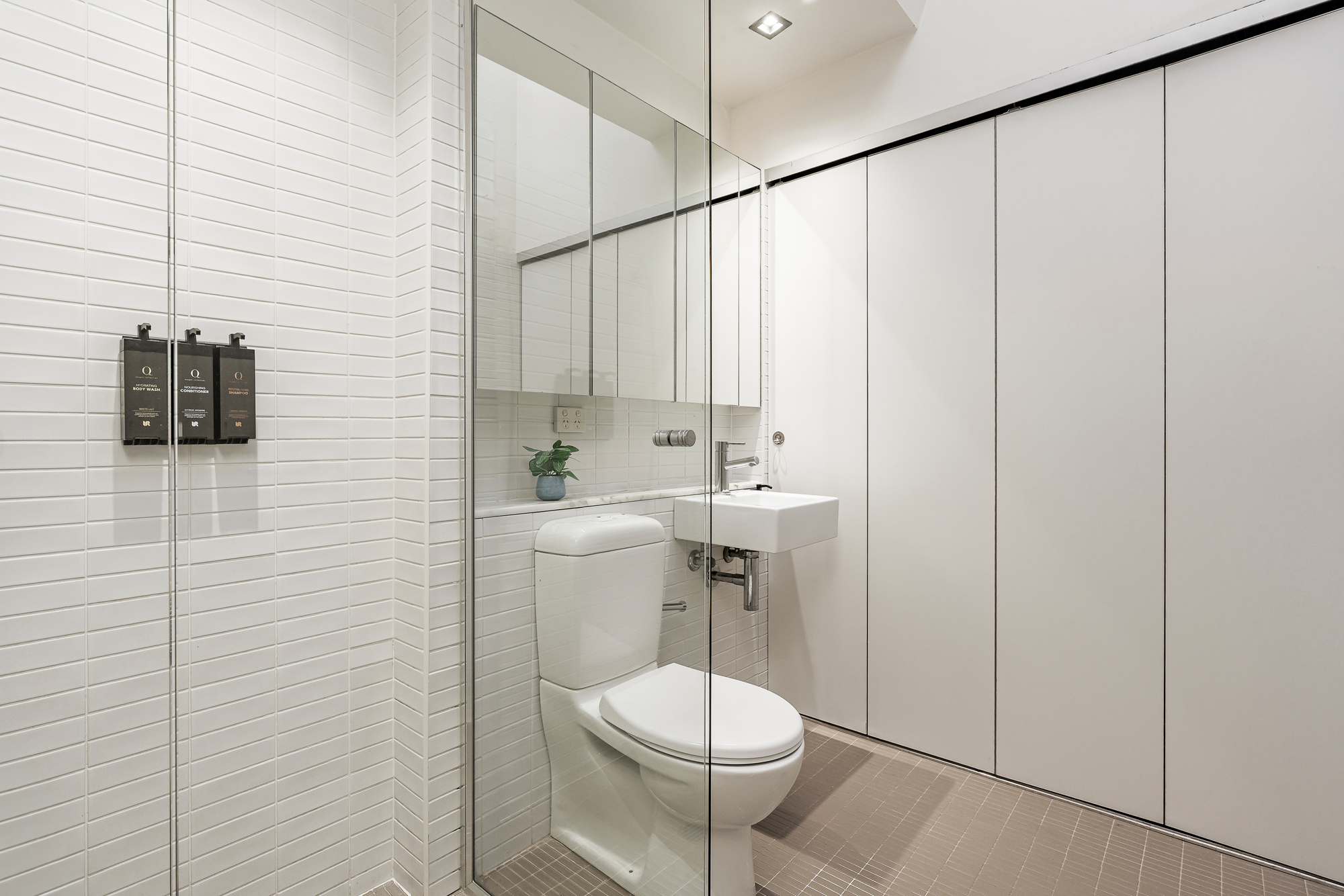 Crown Street Apartments - 1 Bedroom Apartment - Bathroom