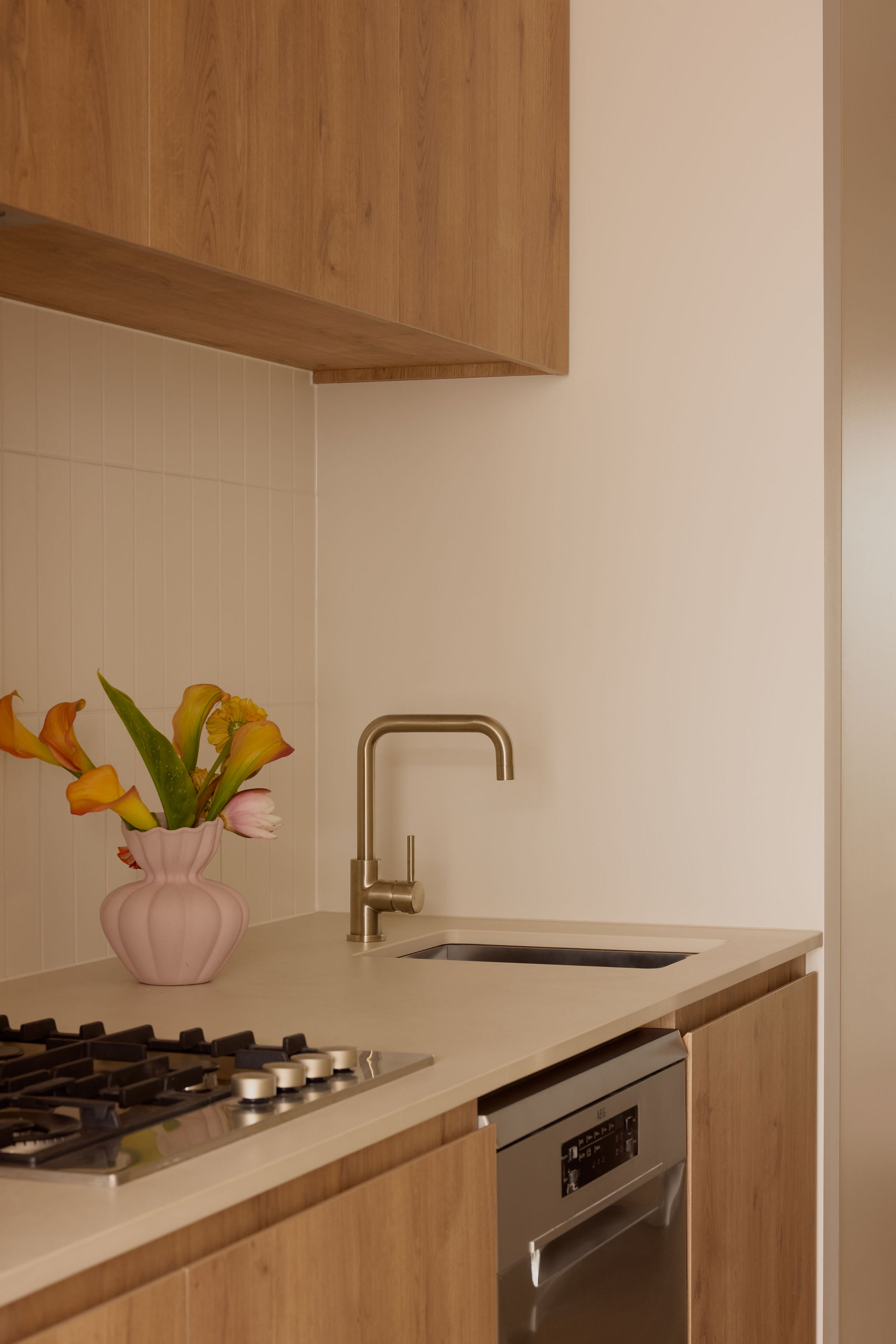 Kitchen - South Brisbane Apartments by Urban Rest - Urban Rest