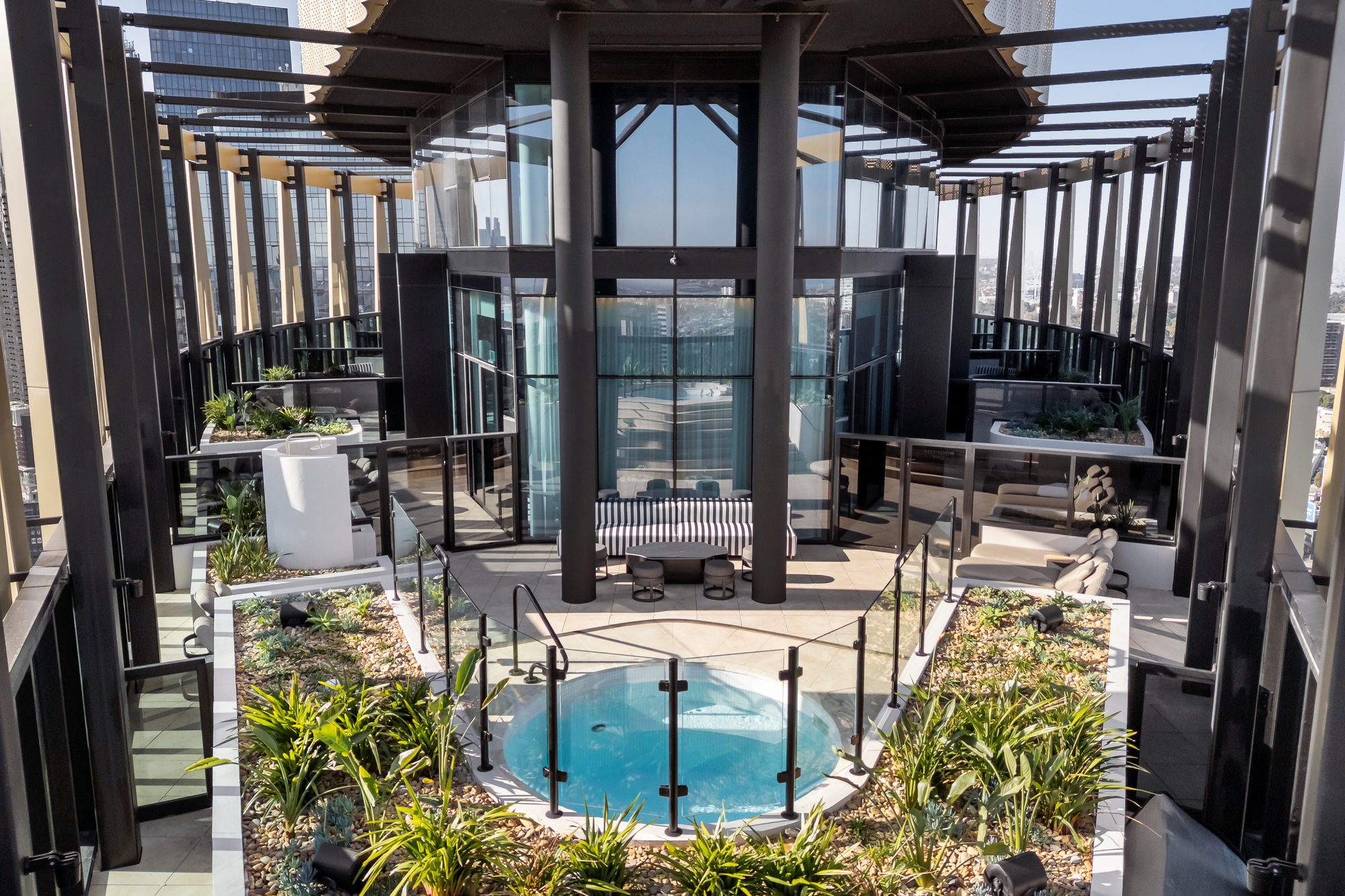 Rooftop Spa - City Road Apartments by Urban Rest - Urban Rest