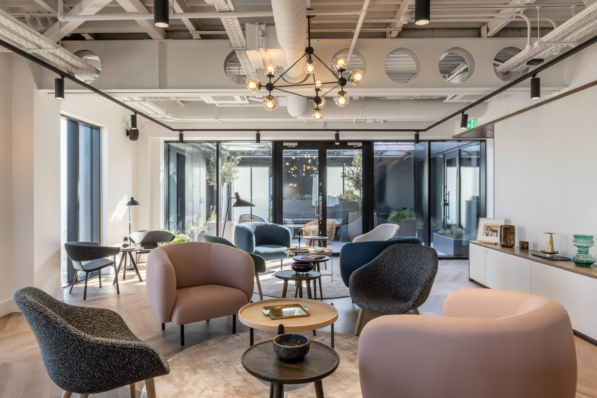 Communal Lounge - Croydon Central Apartments - Urban Rest