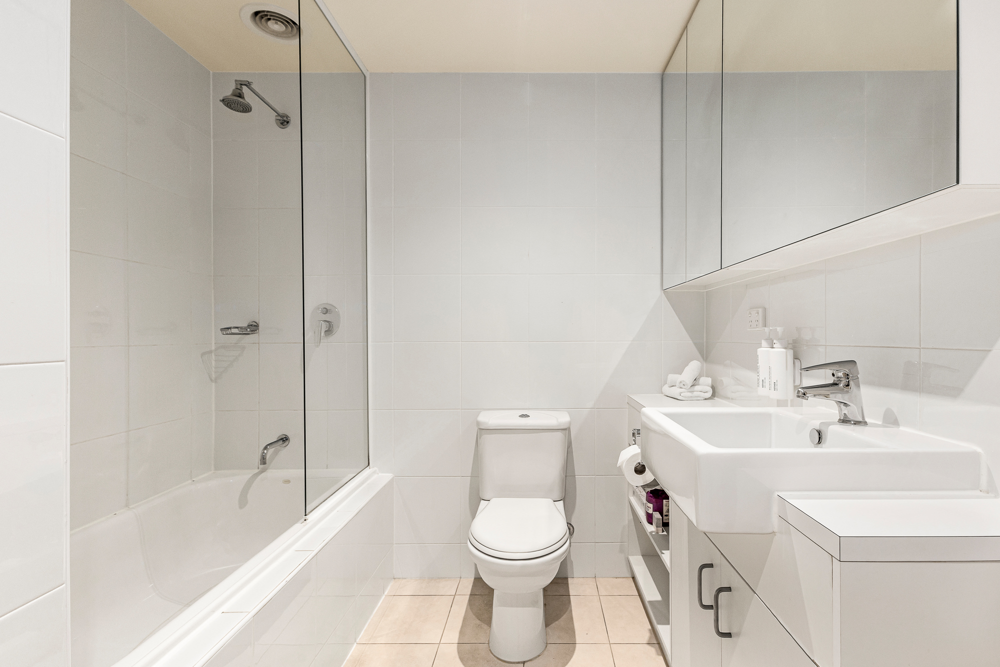 Bathroom - Nolo Apts. Lonsdale Street - Urban Rest