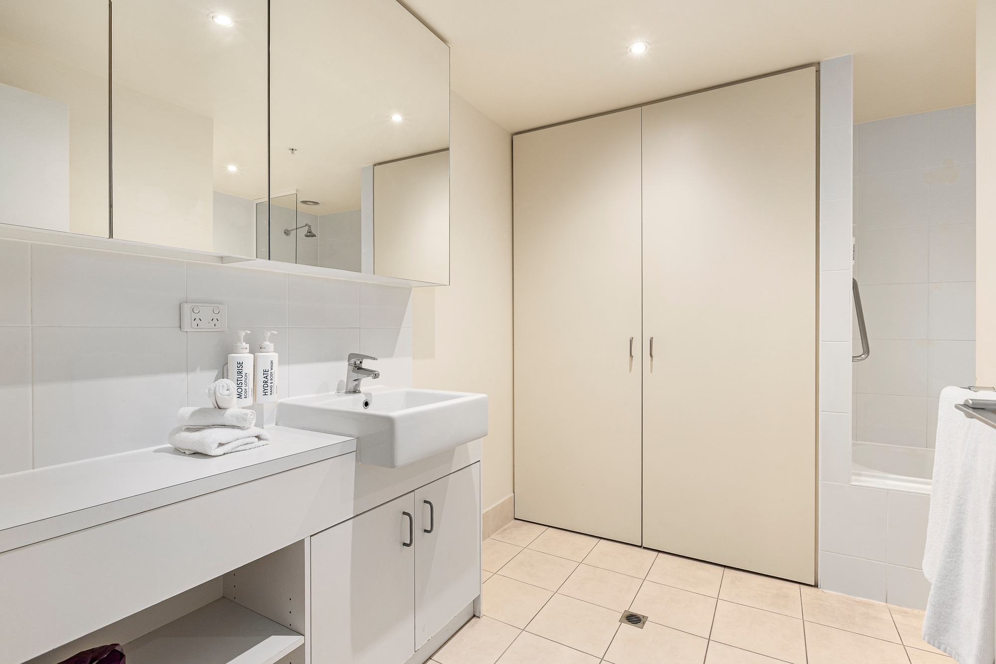 Bathroom - Nolo Apts. Lonsdale Street - Urban Rest