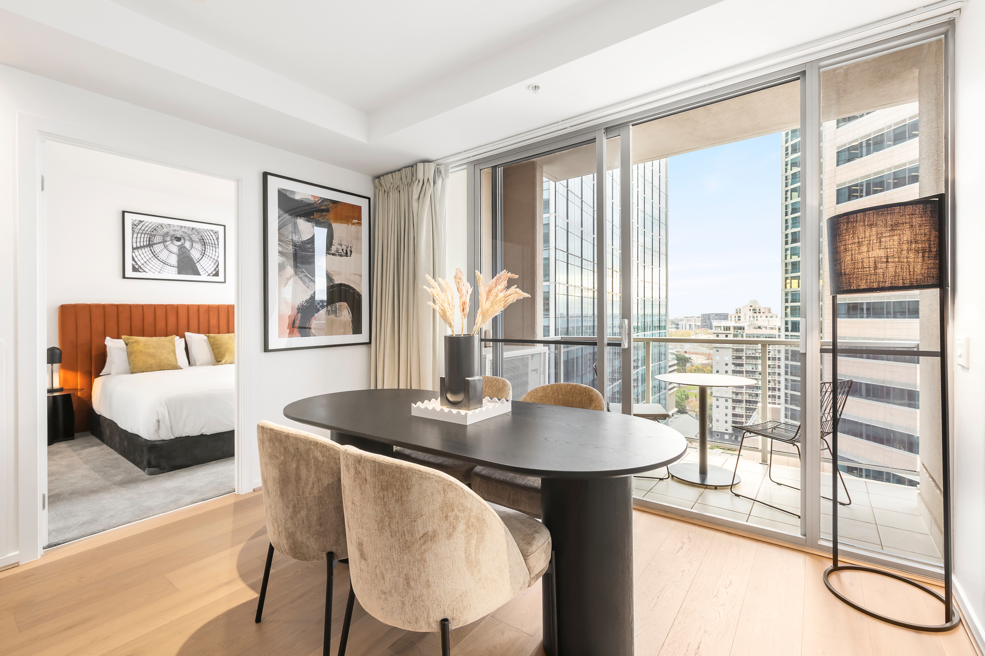 Balcony / Dining Area - Urban Rest Melbourne CBD - Urban Rest