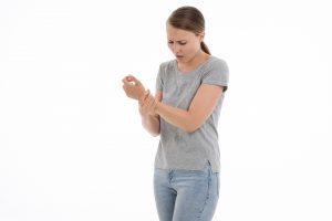 woman experiencing wrist pain