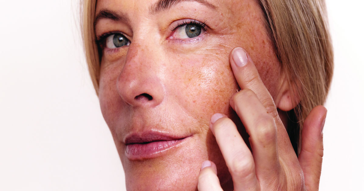 woman applying sunscreen