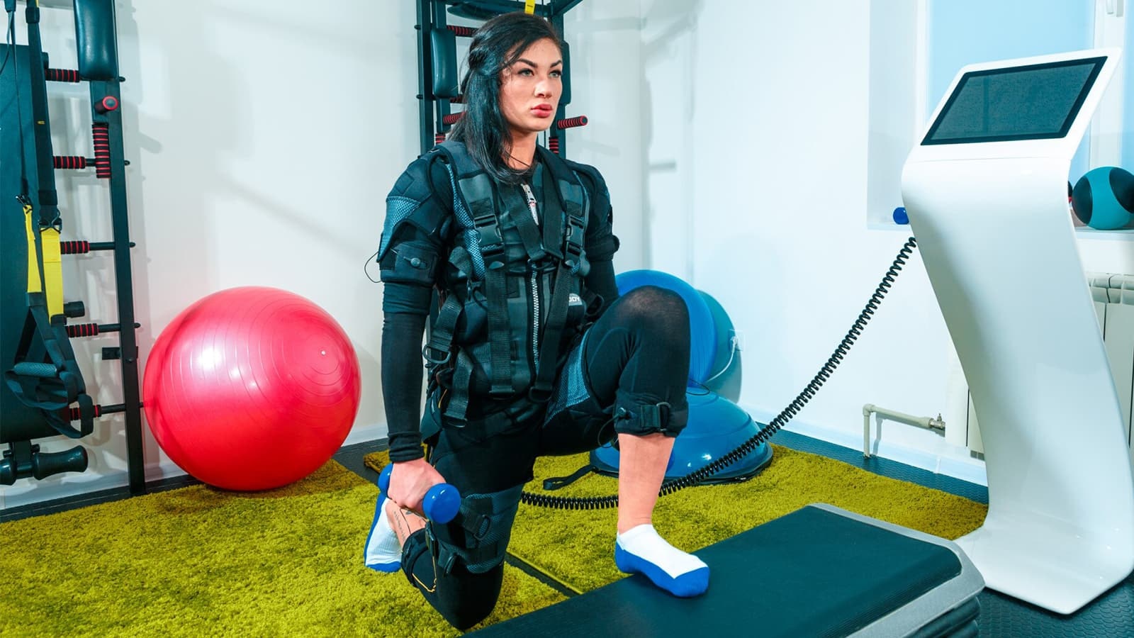 Eine Frau, die EMS-Training macht.