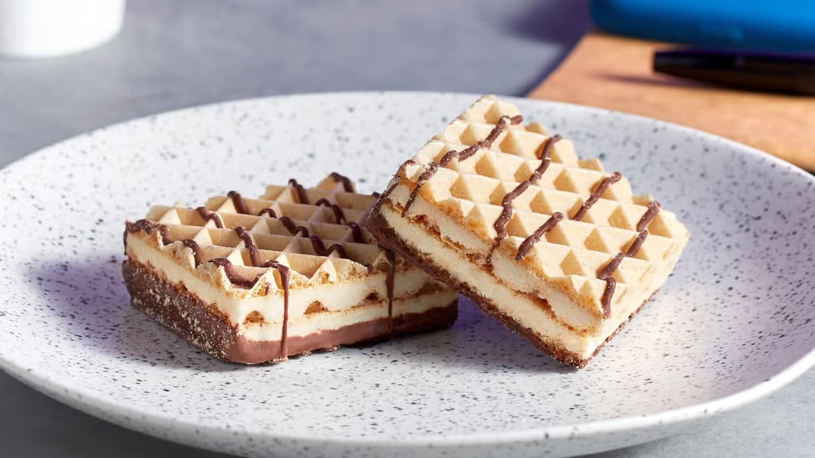 MyProtein Crispy Wafers Produkt Review. Bild auf dem die MyProtein Crispy Wafers auf einem Teller liegen.