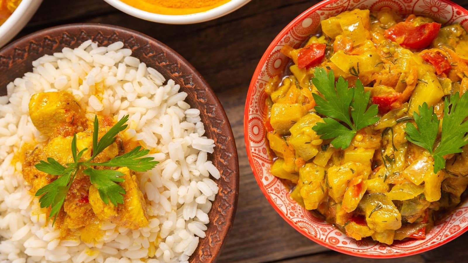 Rezept für High Protein Hähnchen Curry. Bild mit High Protein Hähnchen Curry, welches in einer Schüssel angerichtet wurde.
