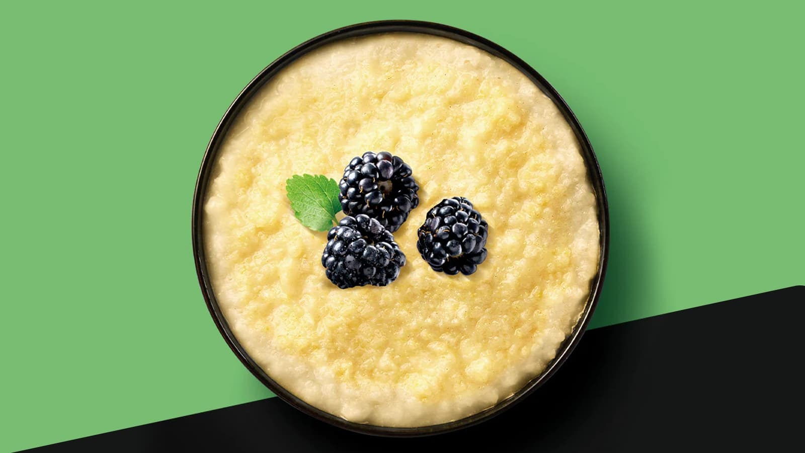 ESN Designer Maize Pudding Produkt Review. Bild mit einer Schüssel, in der sich der ESN Designer Maize Pudding befindet, garniert mit Beeren.