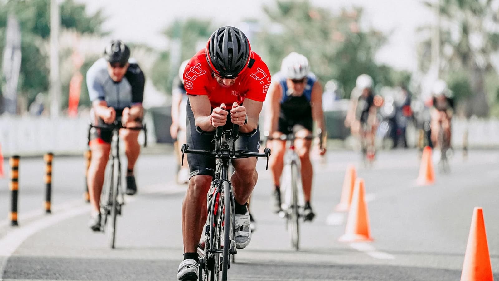 Die Grundlagen und Vorteile von Ausdauertraining. Bild mit Leuten, die Ausdauertraining betreiben, indem sie  Fahrrad fahren.