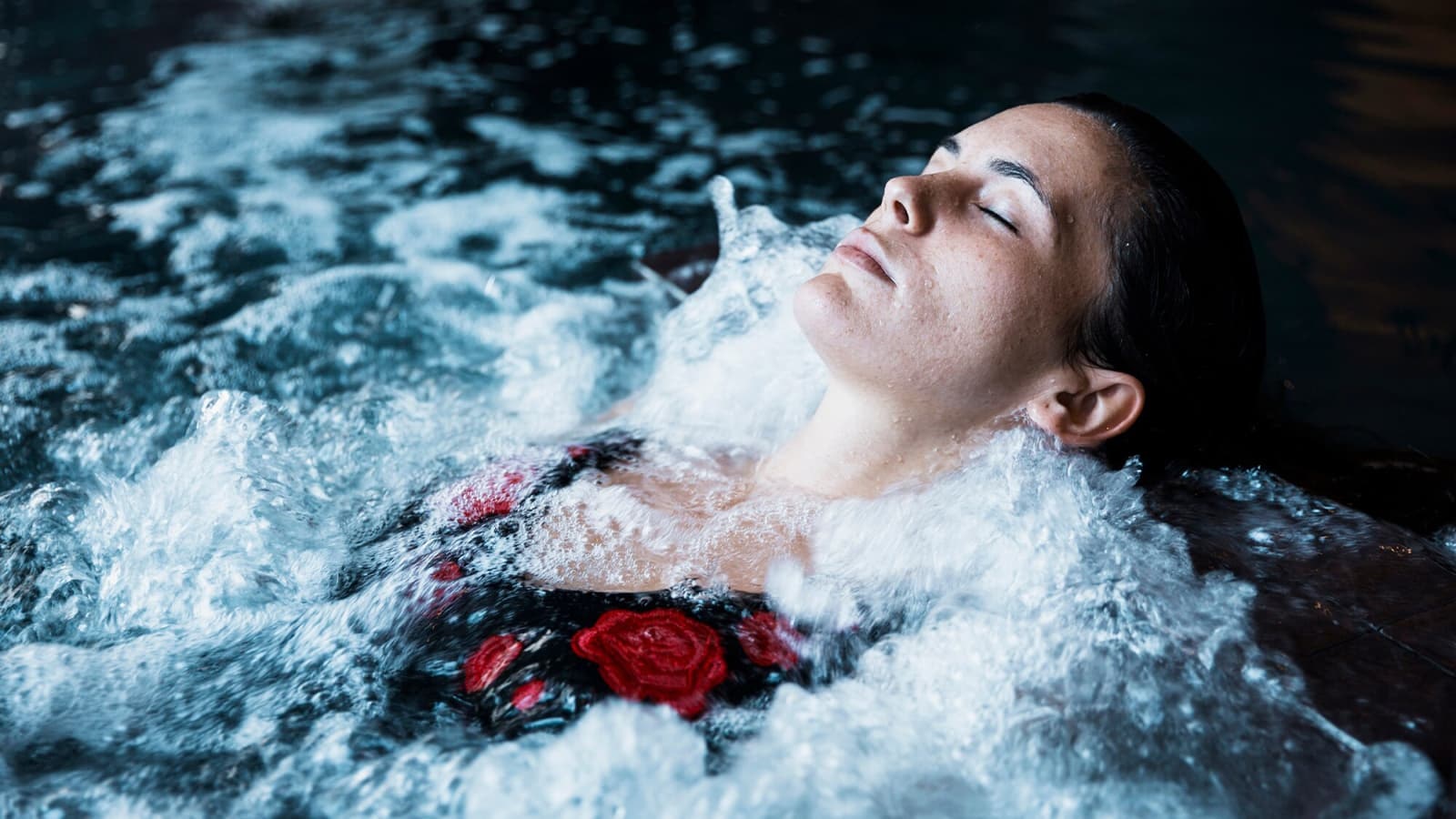 Kalt duschen nach dem Sport. Bild von einer Frau, die ein heißes Bad nimmt, weil das kalt Duschen im Anschluss noch wirksamer ist.