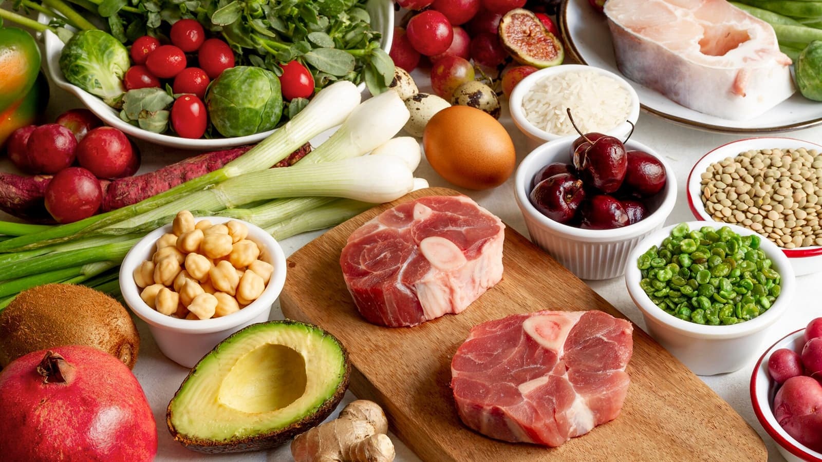 Was ist eine keto Ernährung? Bild mit Lebensmitteln, welche die keto Ernährung ausmachen.
