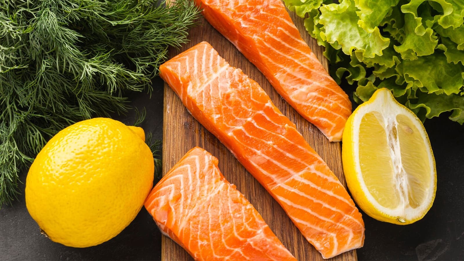 Was ist eine keto Ernährung? Bild von Lachs, welcher Bestandteil der Keto Ernährung ist.