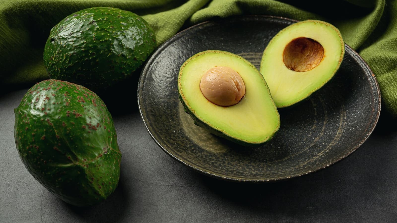 Was ist eine keto Ernährung? Bild von Avocados, welche Bestandteil der Keto Ernährung sind.