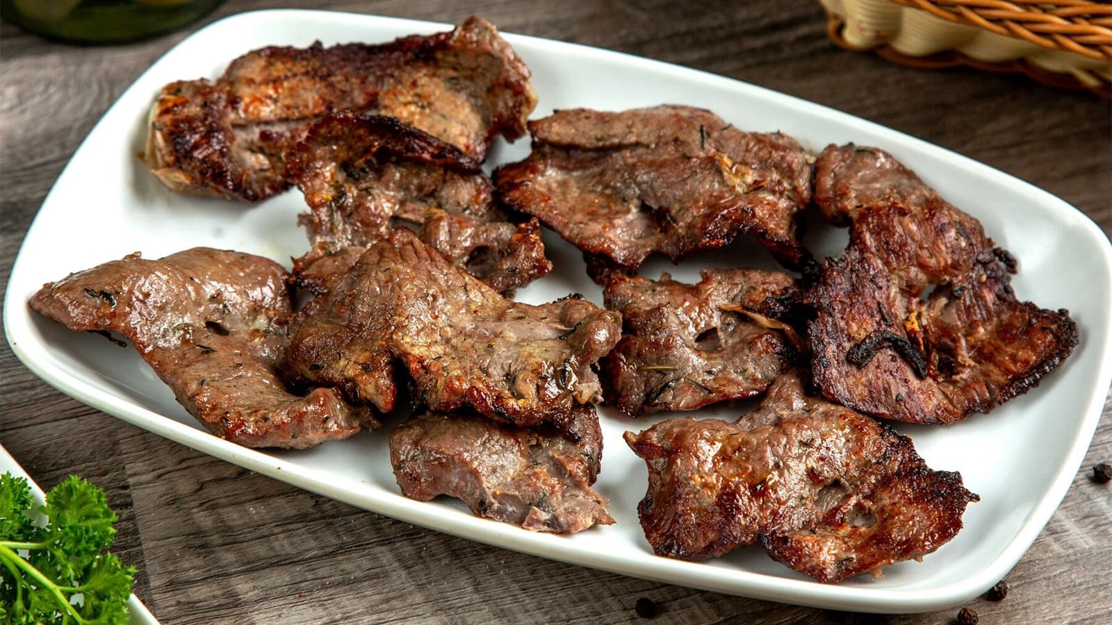 Wie gesund ist Beef Jerky? Bild von Fleisch, bevor es für die Herstellung von Beef Jerky getrocknet wird.