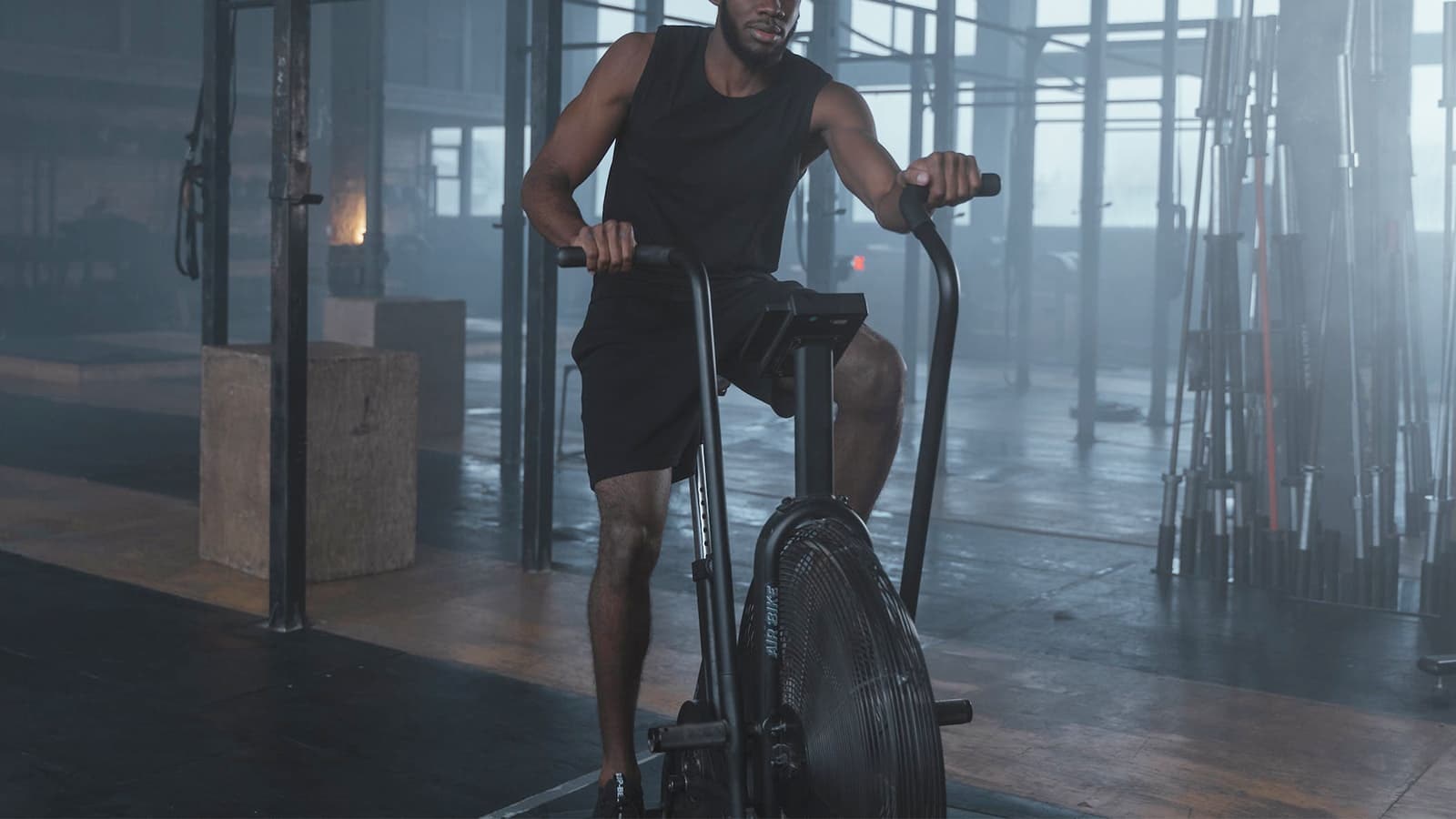 Was bewirkt ein Crosstrainer? Bild von einem Sportler, der mit einem Crosstrainer trainiert.