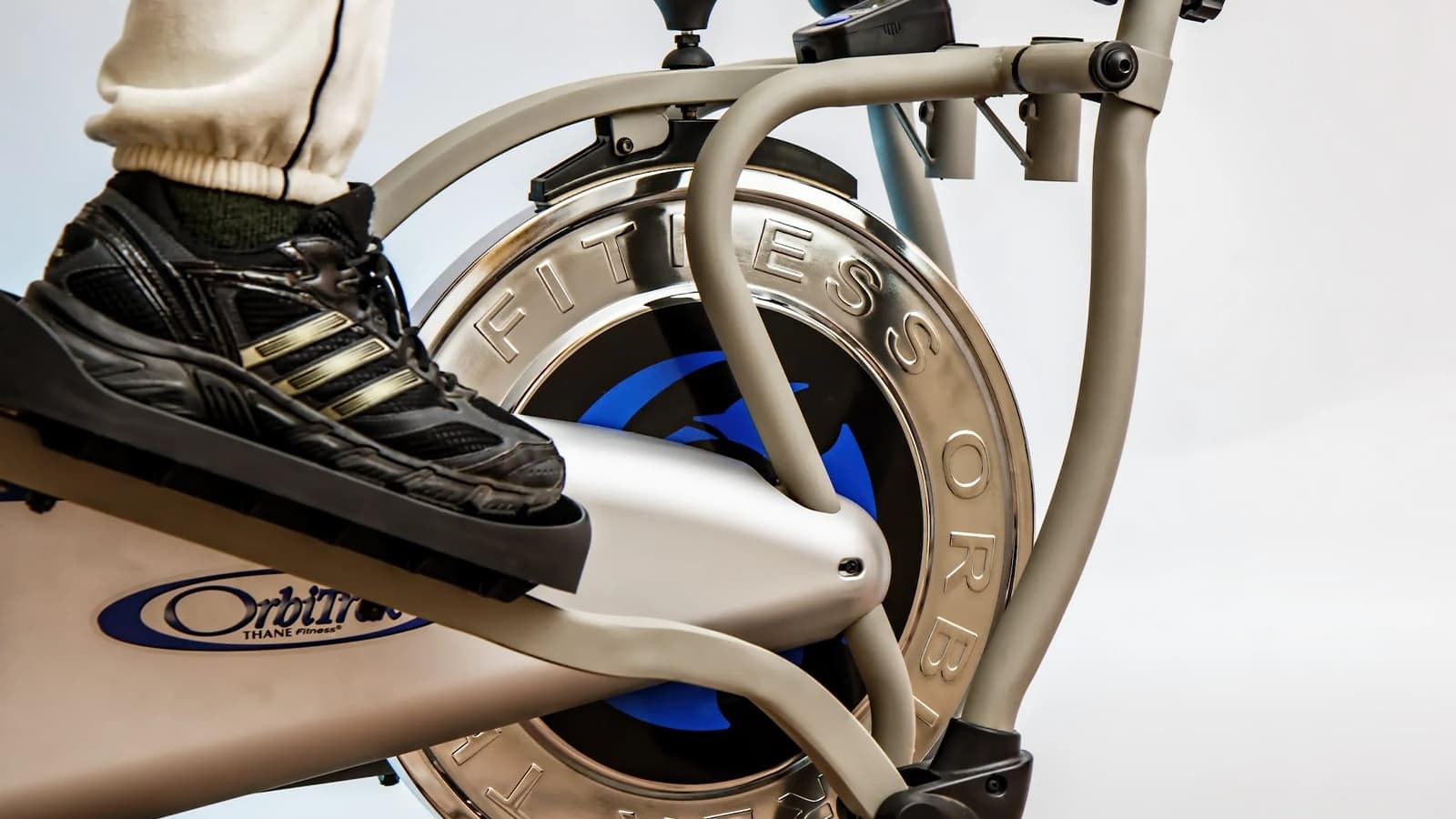 Was bewirkt ein Crosstrainer? Nahaufnahme von einem Crosstrainer, der von einem Sportler benutzt wird.