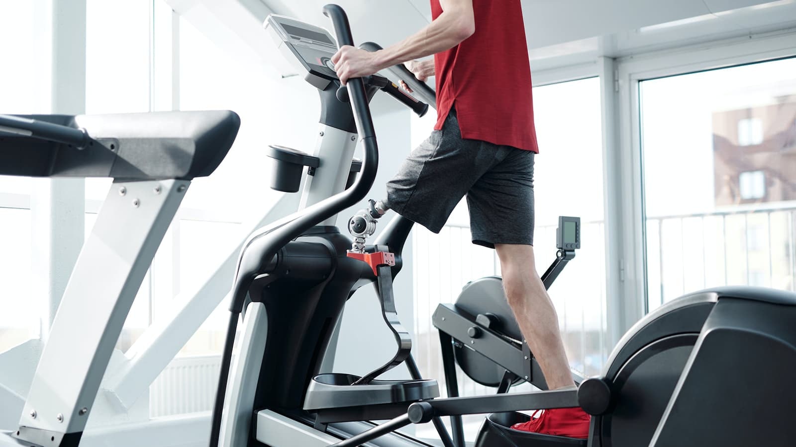 Was bewirkt ein Crosstrainer? Bild von einem Sportler, der mit einem Crosstrainer trainiert.