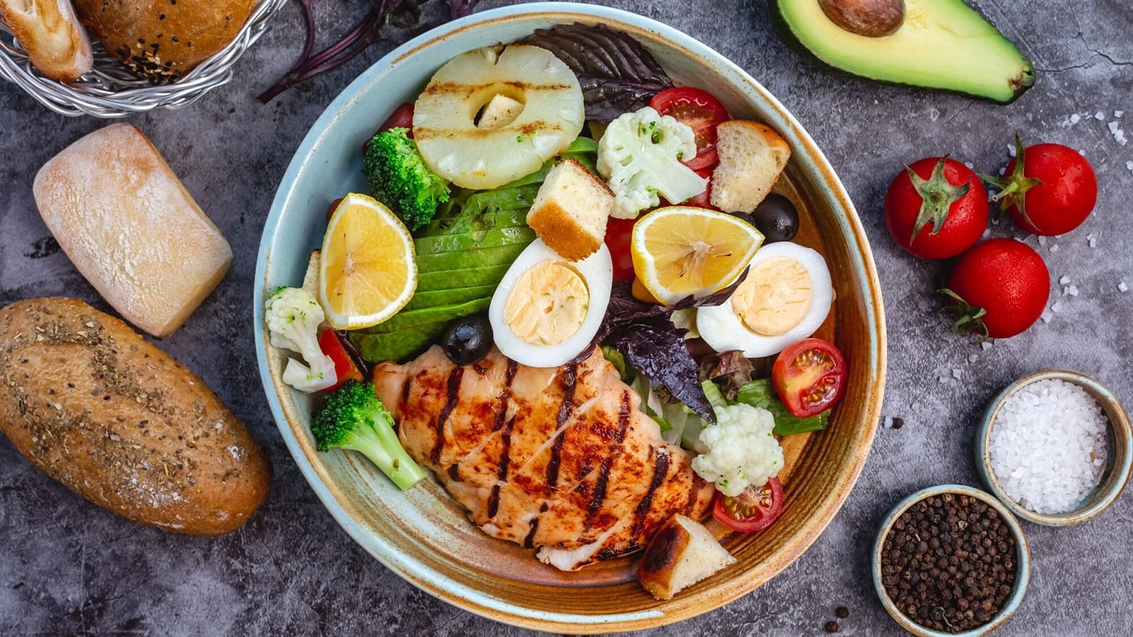 Low Carb Bowl mit hohem Proteingehalt zubereiten. Bild von einem Servierungsvorschlag der Low Carb Bowl.