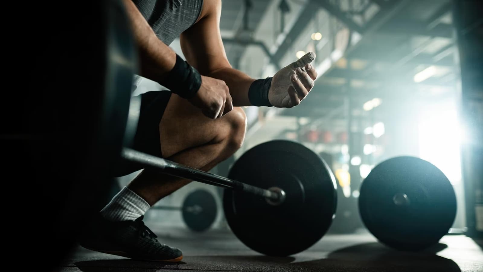 Wie erstellt man einen Trainingsplan? Bild von einem Mann, der mithilfe von einem Trainingsplan trainiert.