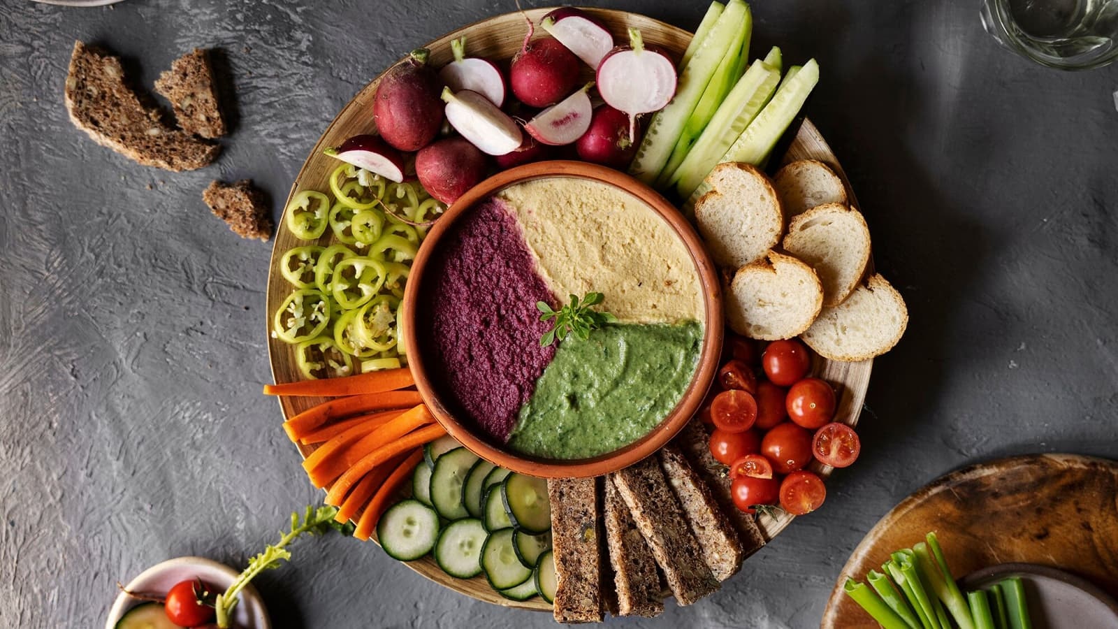 Was man über Vegane Ernährung wissen muss. Bild von einer Platte mit Speisen für die vegane Ernährung.