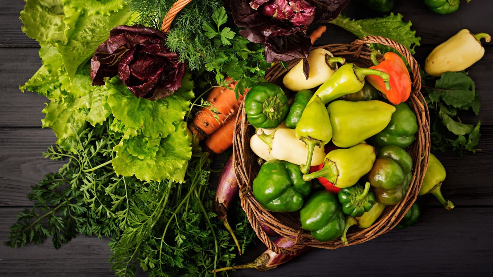Was man über Vegane Ernährung wissen muss. Bild von einer Platte mit Speisen für die vegane Ernährung.