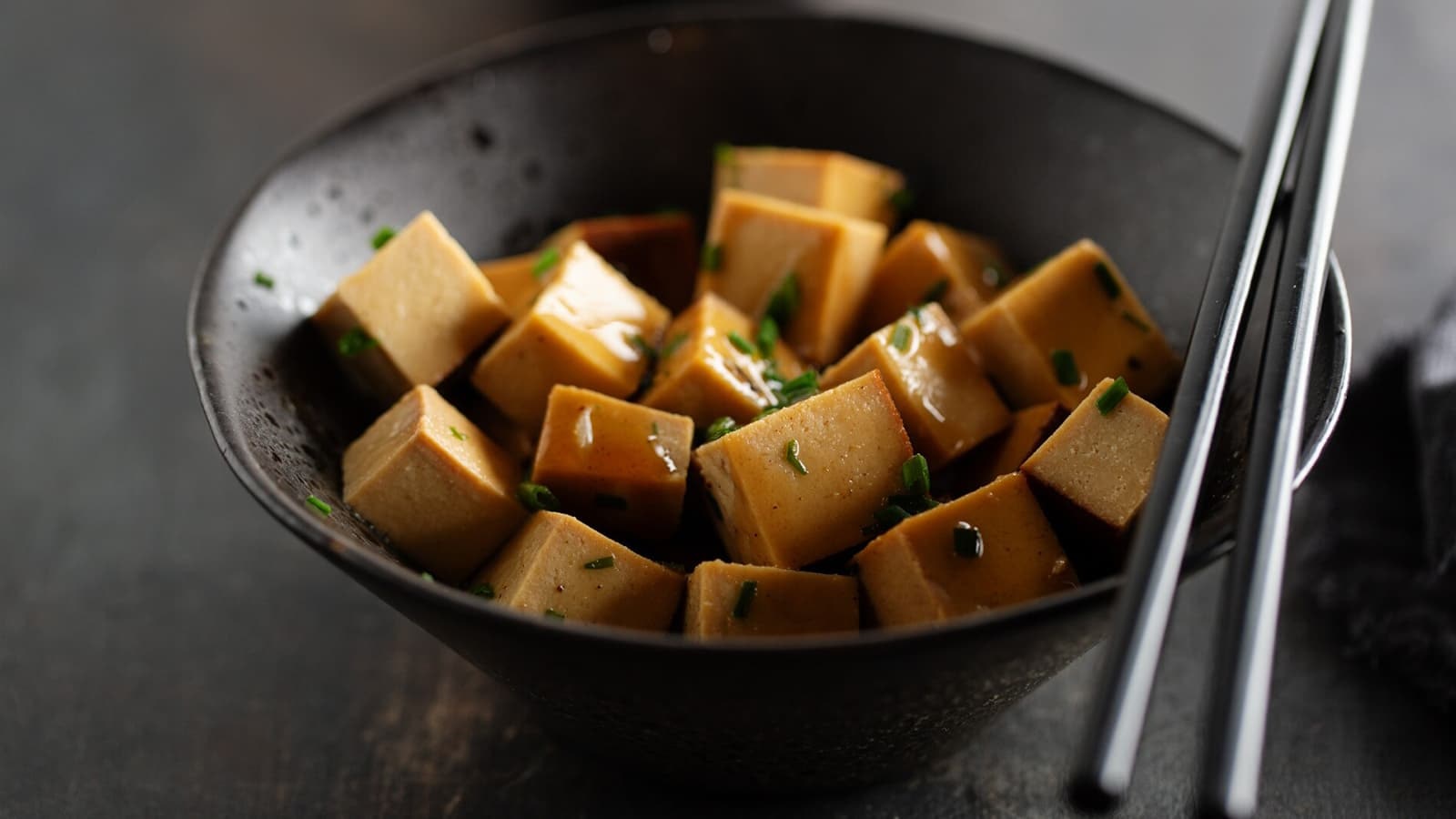 Was man über Vegane Ernährung wissen muss. Bild von einer Schüssel mit Tofu für die vegane Ernährung.