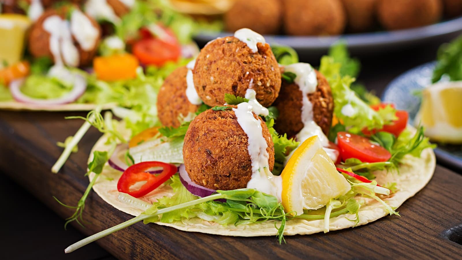 Was man über Vegane Ernährung wissen muss. Bild von einer Platte mit Speisen für die vegane Ernährung.