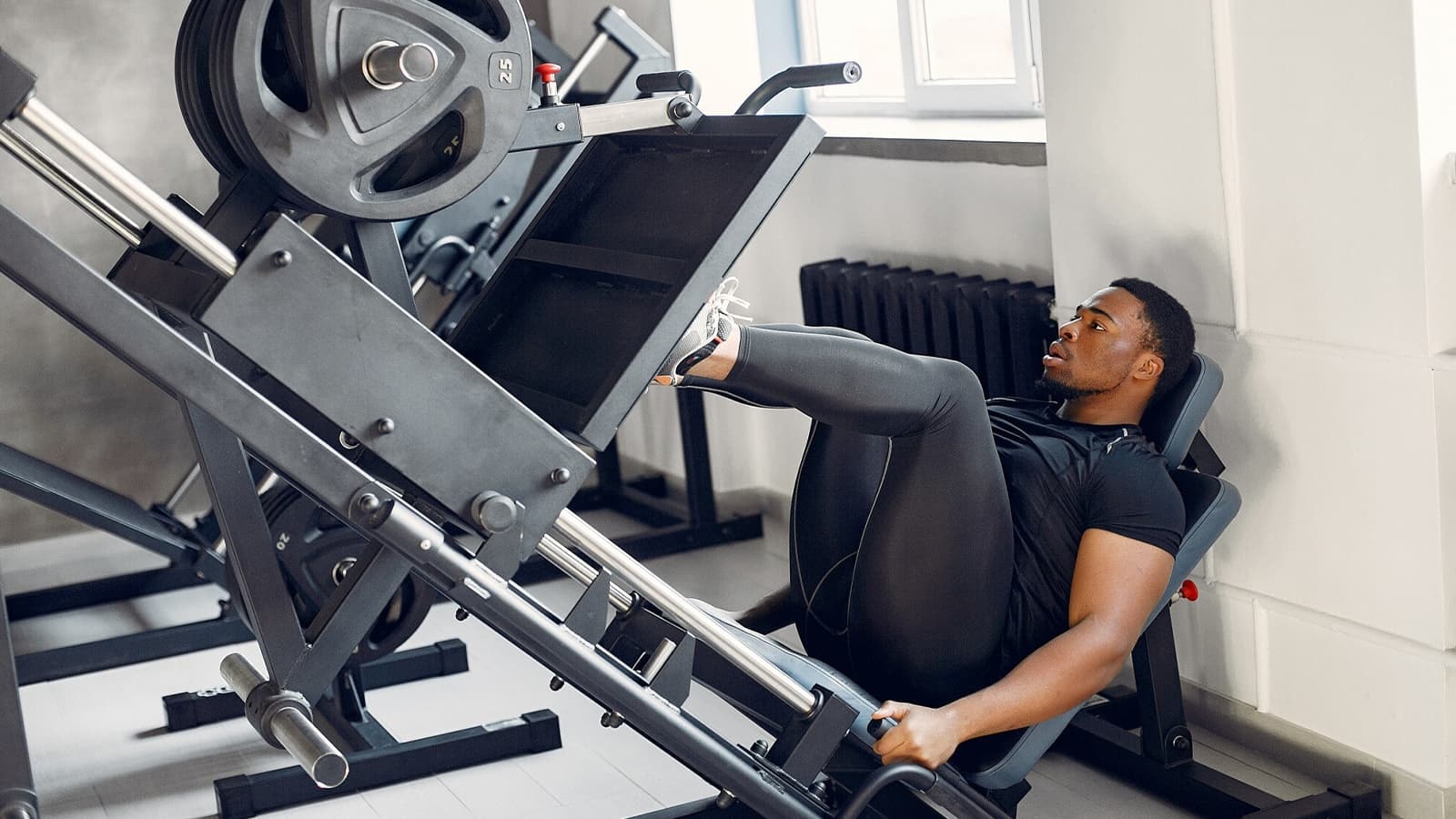 Die besten Übungen fürs Beintraining. Bild von einem Mann, der Beintraining durchführt.