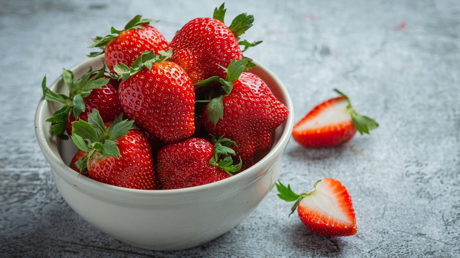 Wie gesund sind Erdbeeren? Bild von einer Schüssel, die prall gefüllt mit Erdbeeren ist.