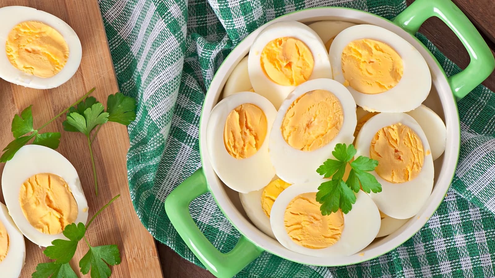 Wie gesund sind Eier? Bild, auf dem mehrere gekochte Eier in einer Schüssel zu sehen sind.