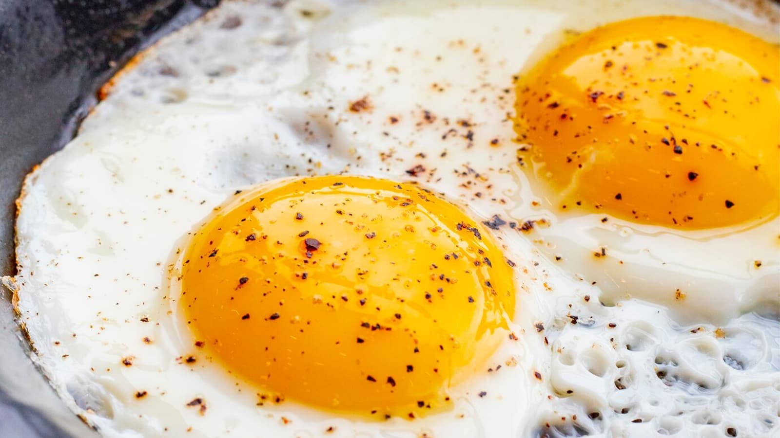 Wie gesund sind Eier? Bild, auf dem Eier zu sehen sind, die in der Pfanne zubereitet wurden.