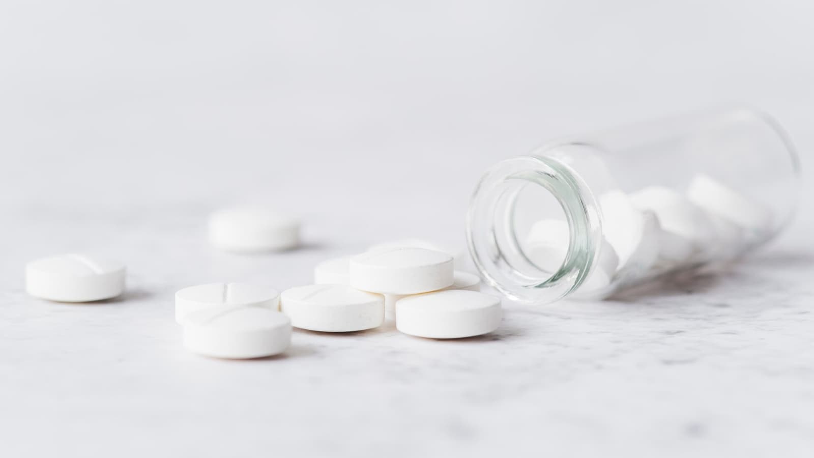 Was ist Clenbuterol? Bild, auf dem eine kleine Flasche und Tabletten zu sehen sind, wobei es sich um Clenbuterol handelt.