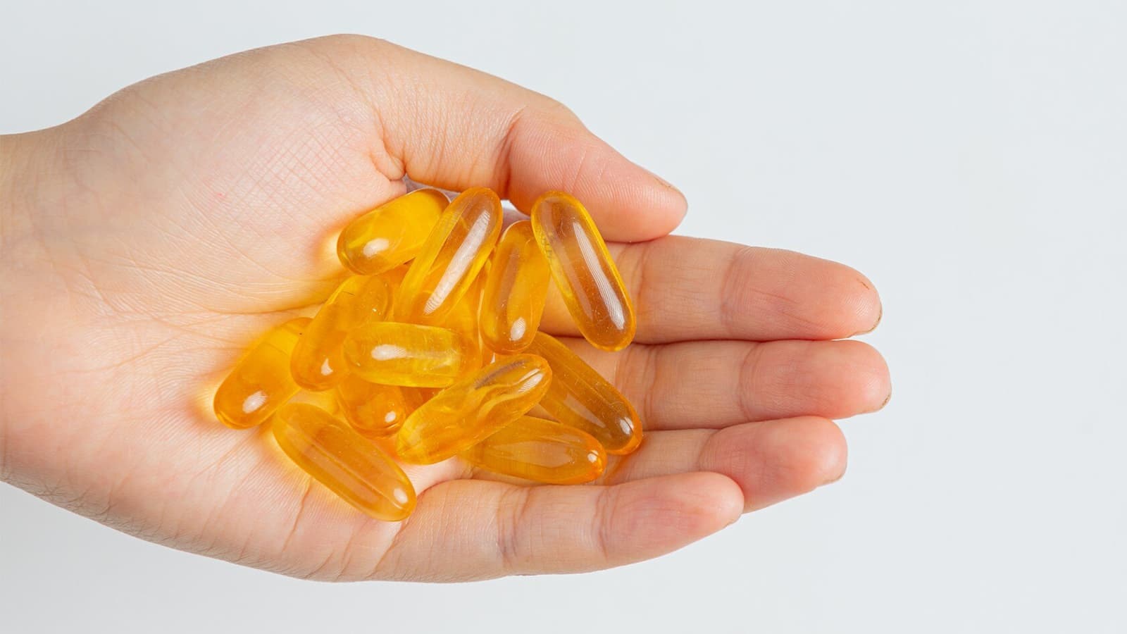 Wofür braucht man Vitamin B12? Bild von einer Hand voll mit Vitamin B12 Tabletten.