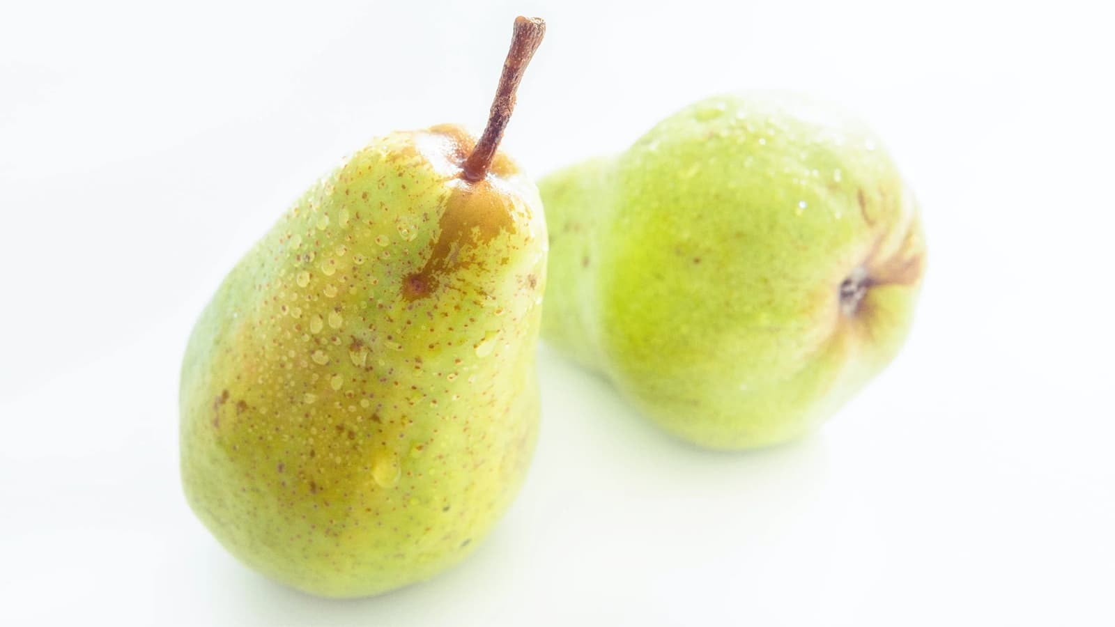 Wie gesund sind Birnen? Bild von zwei feuchten Birnen.