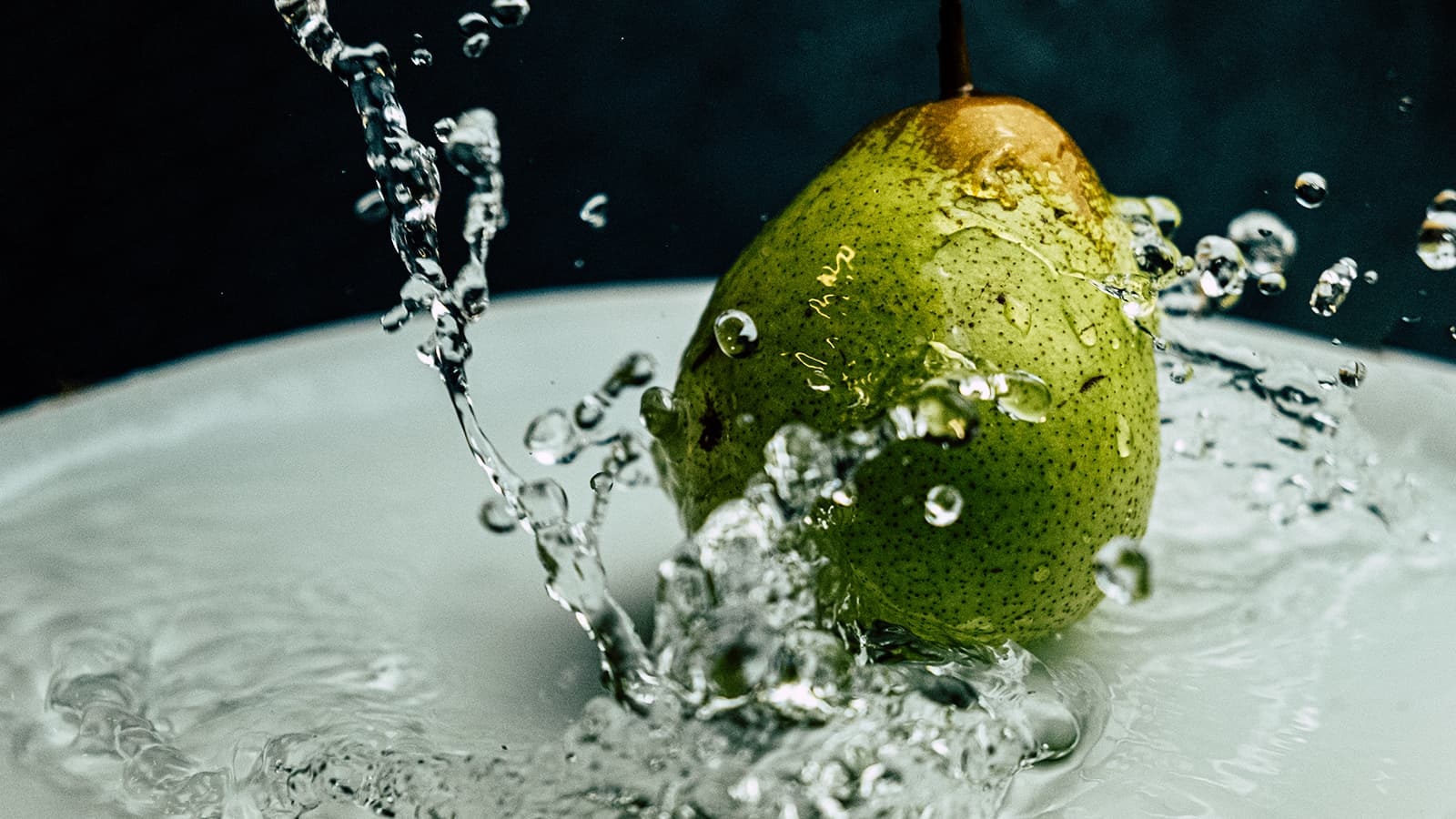 Wie gesund sind Birnen? Bild von Birnen, die ins Wasser fallen.