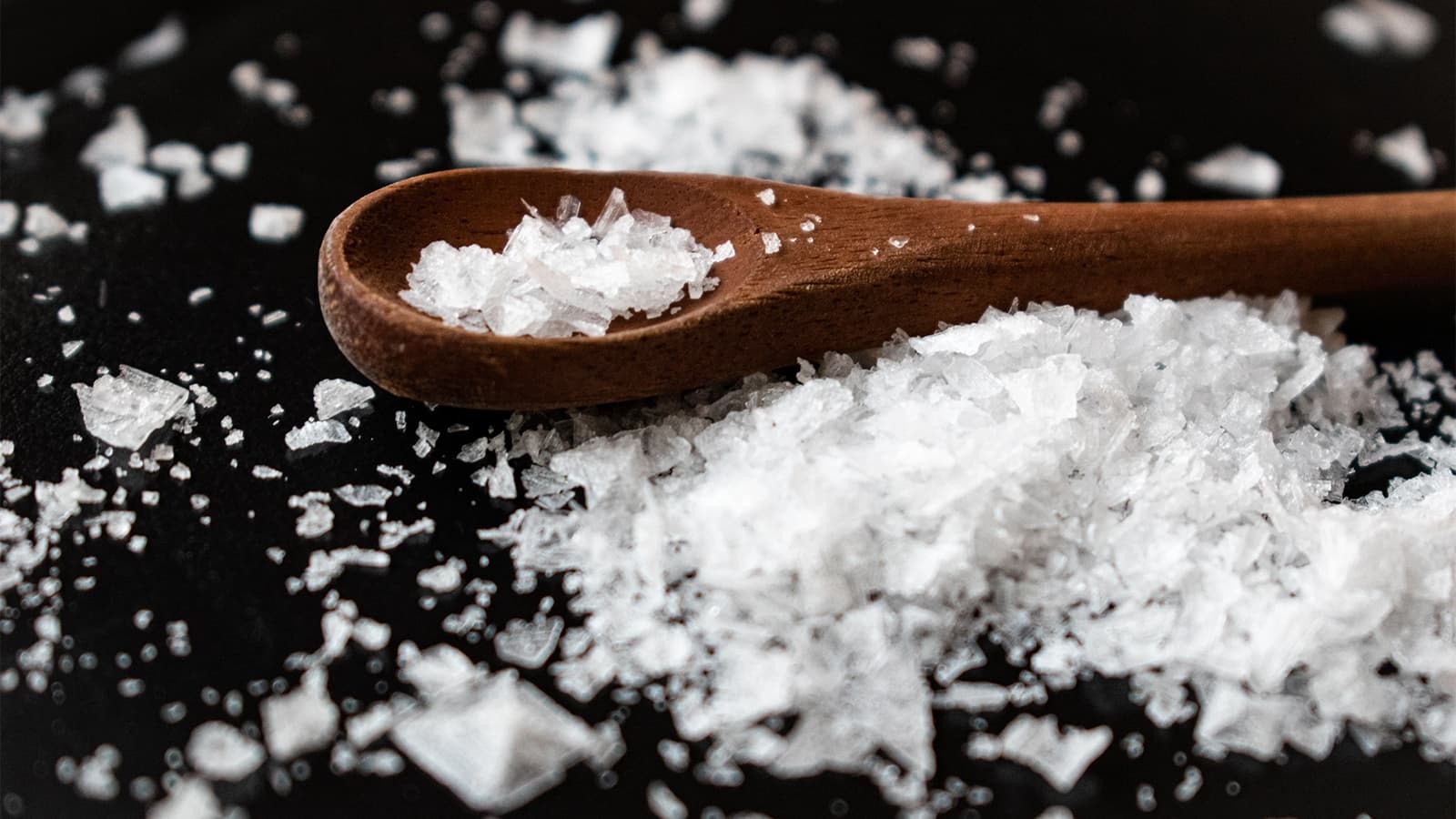 Wie gesund ist Birkenzucker? Bild von einem Holzlöffel, in dem sich Birkenzucker befindet.