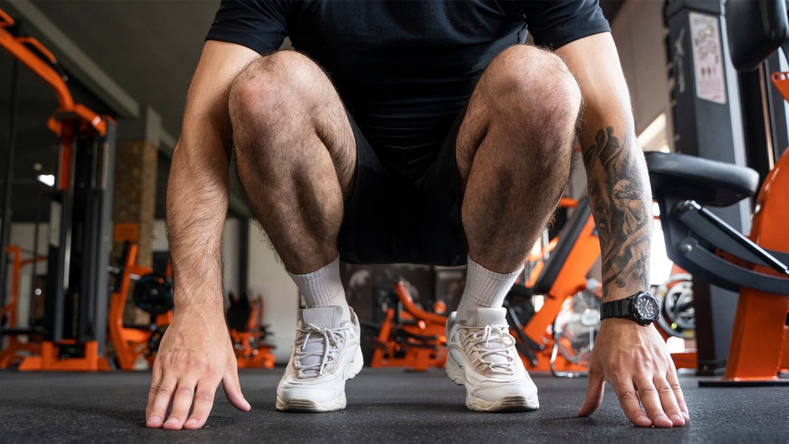 Wie macht man Burpees richtig? Bild von einem Sportler, der Burpees ausführt.