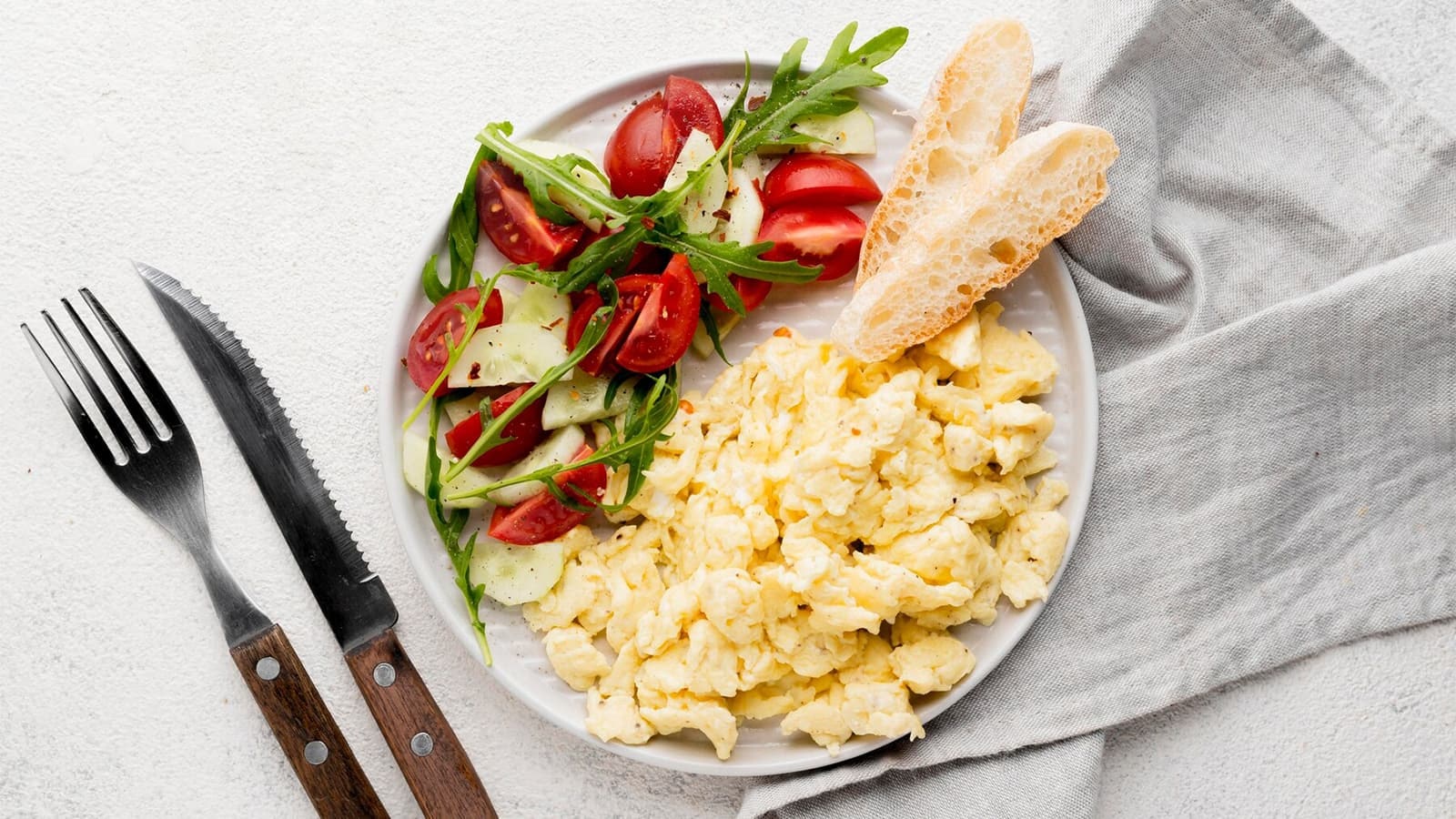 Die besten Rezepte für ein Low Carb Frühstück. Bild von einem Rührei mit Gemüse, was sich perfekt für ein Low Carb Frühstück eignet.