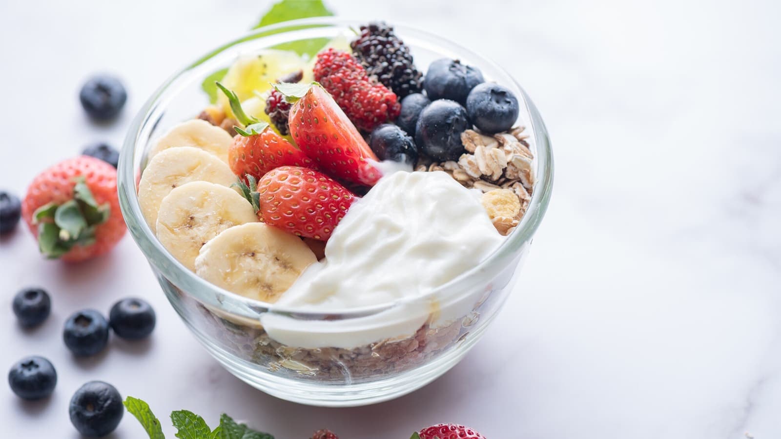 Die besten Rezepte für ein Low Carb Frühstück. Bild von einem Joghurt mit Beeren, was sich perfekt für ein Low Carb Frühstück eignet.