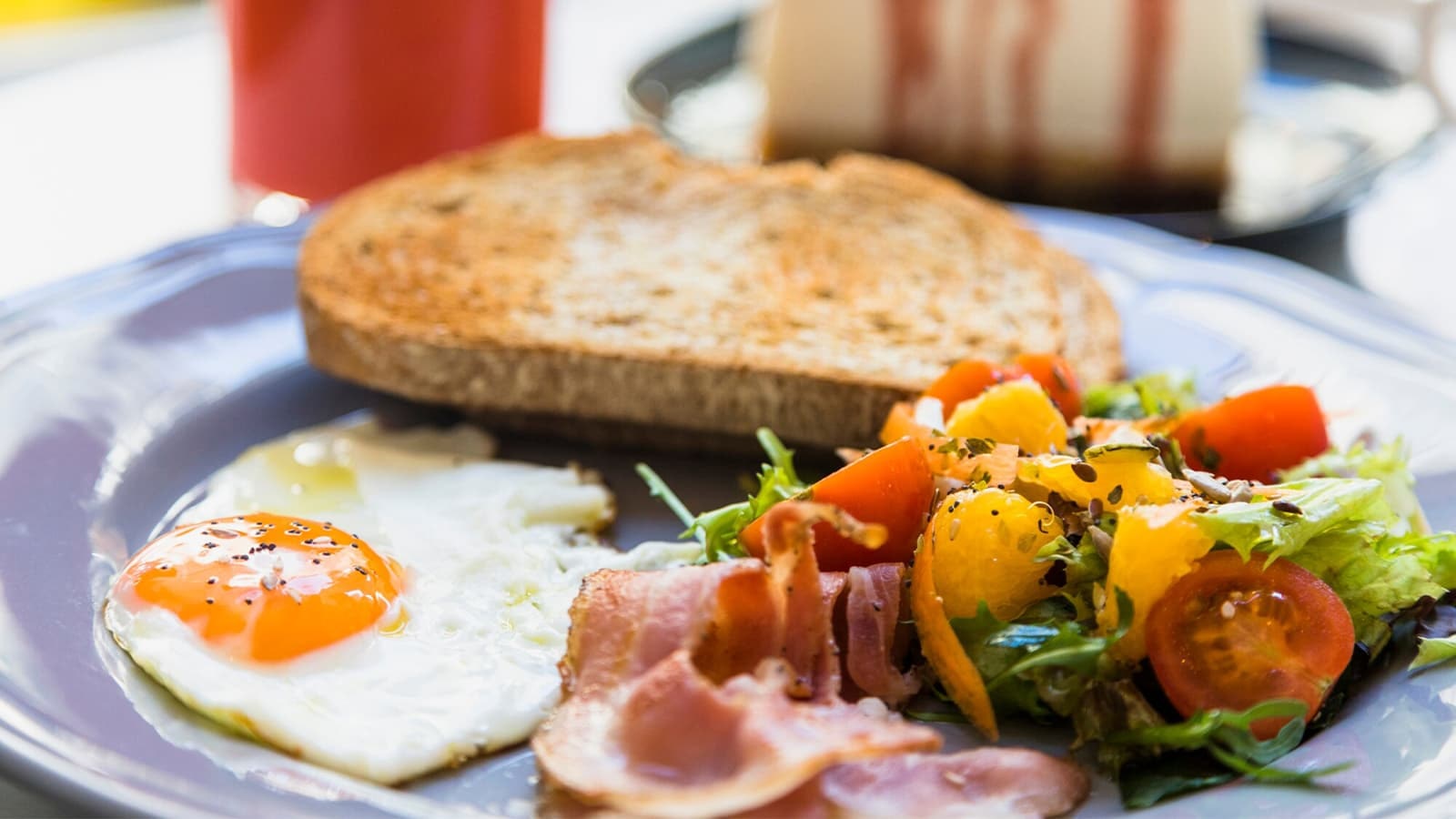 Die besten Rezepte für ein Low Carb Frühstück. Bild von einem Spiegelei mit Gemüse, was sich perfekt für ein Low Carb Frühstück eignet.