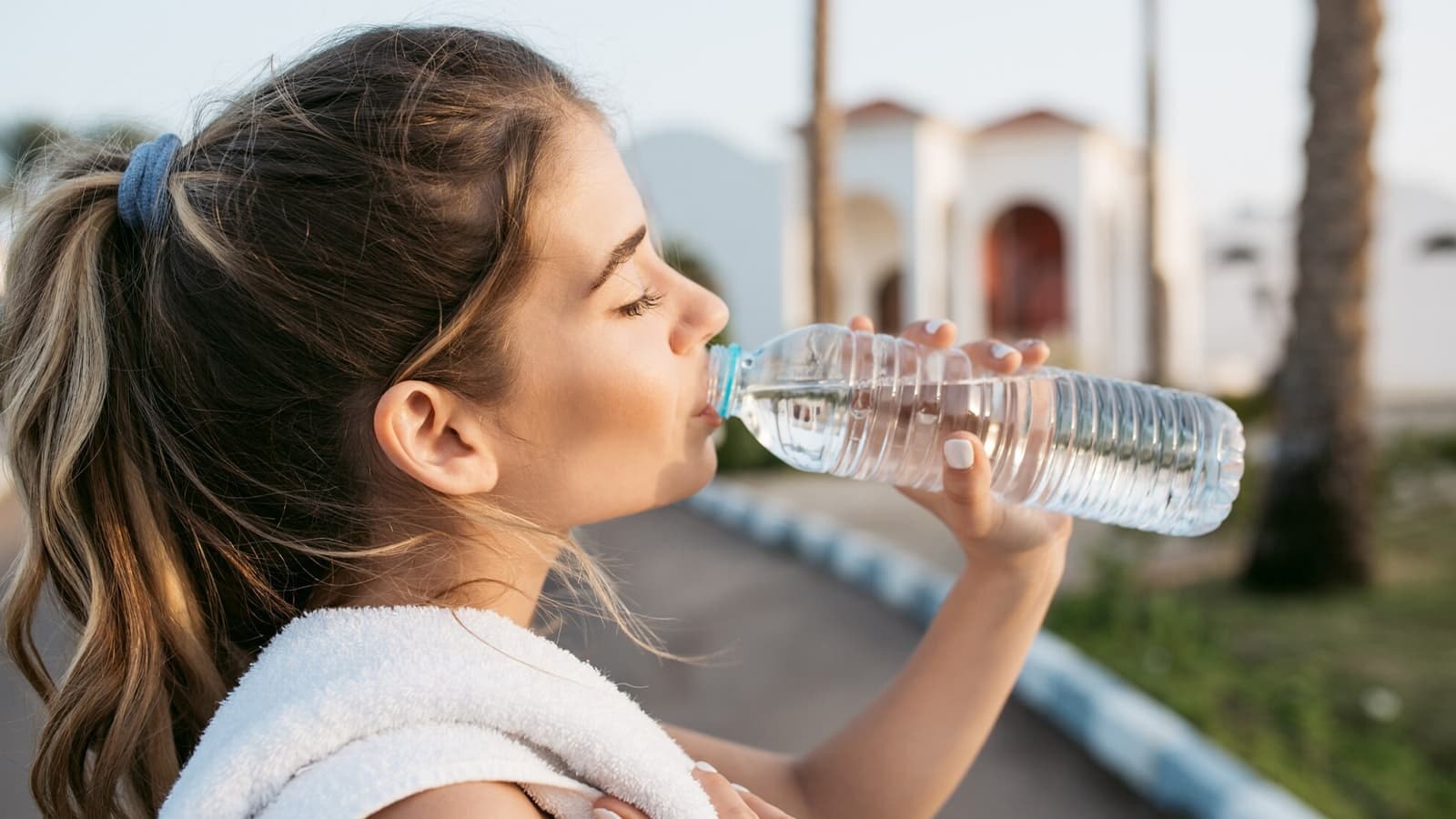 Wie stärkt man das Immunsystem? Bild von einer Frau, die Wasser trinkt, um ihr Immunsystem zu stärken.