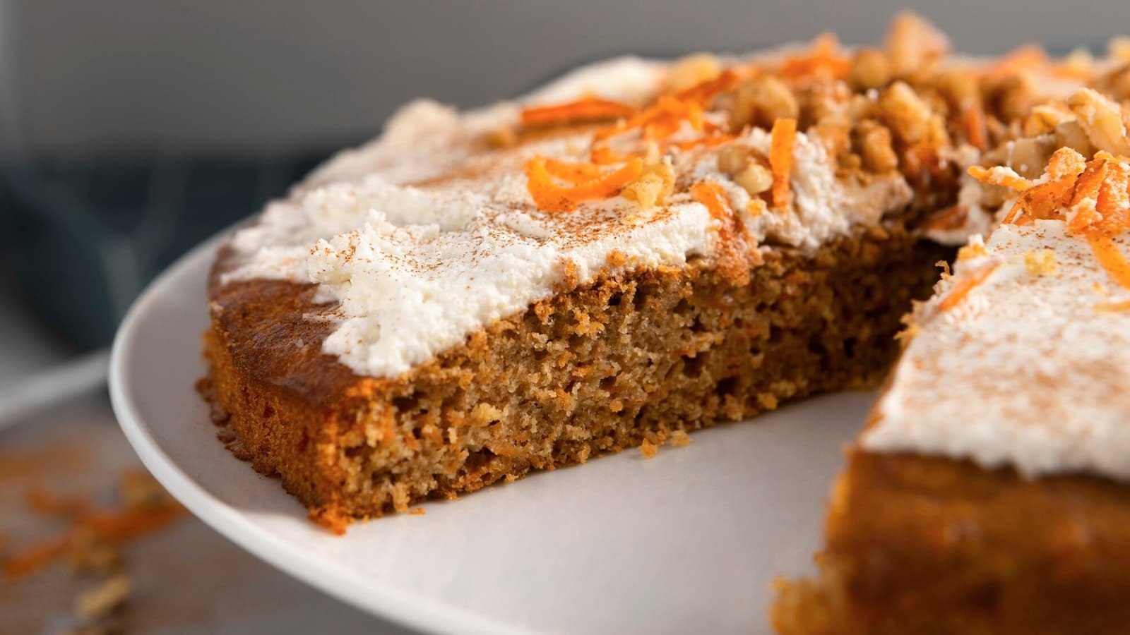 ESN Designer Whey "Carrot Cake" im Review. Bild von einem Karottenkuchen, da das ESN Designer Whey "Carrot Cake" danach schmecken soll.