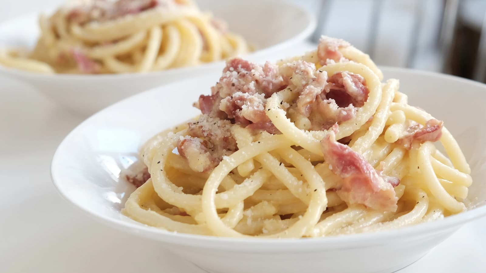 Die besten High Protein & Low Carb Pasta Rezepte. Bild von einer Low Carb Spaghetti Carbonara auf einem weißen Teller.
