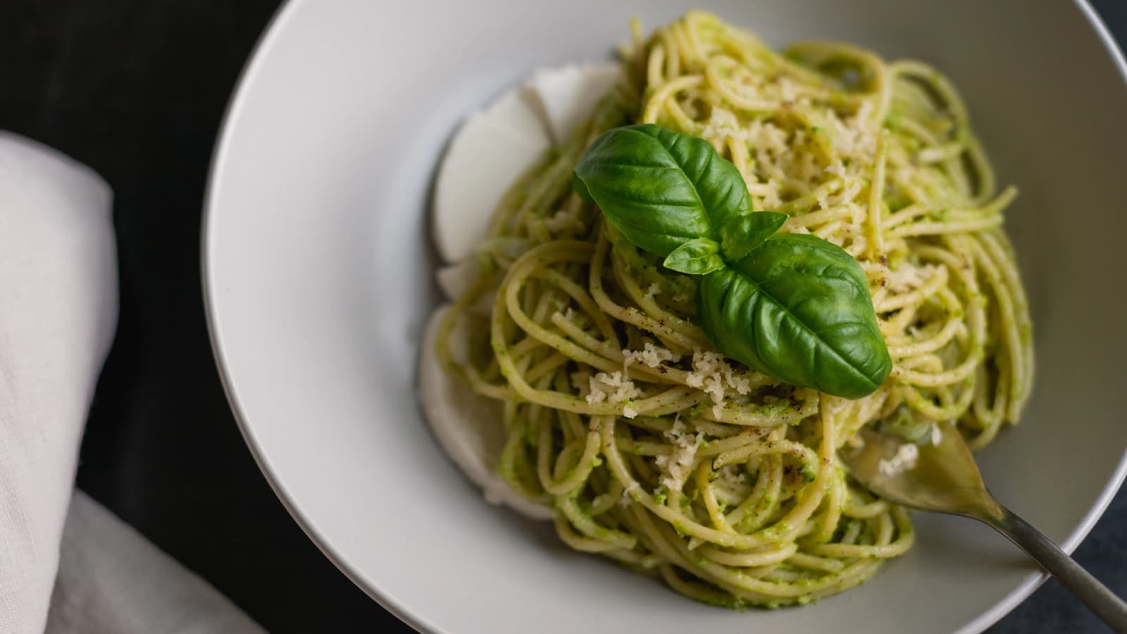 Die besten High Protein & Low Carb Pasta Rezepte. Bild von einer Low Carb Pasta mit Pesto.