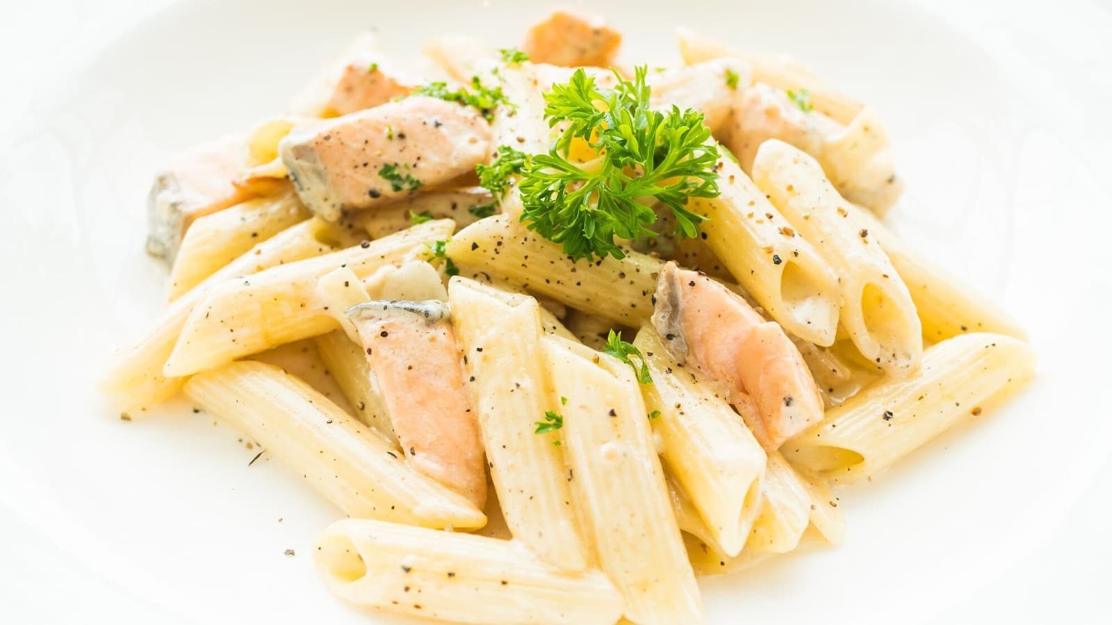 Die besten High Protein & Low Carb Pasta Rezepte. Bild von einer High Protein Pasta mit Lachs.