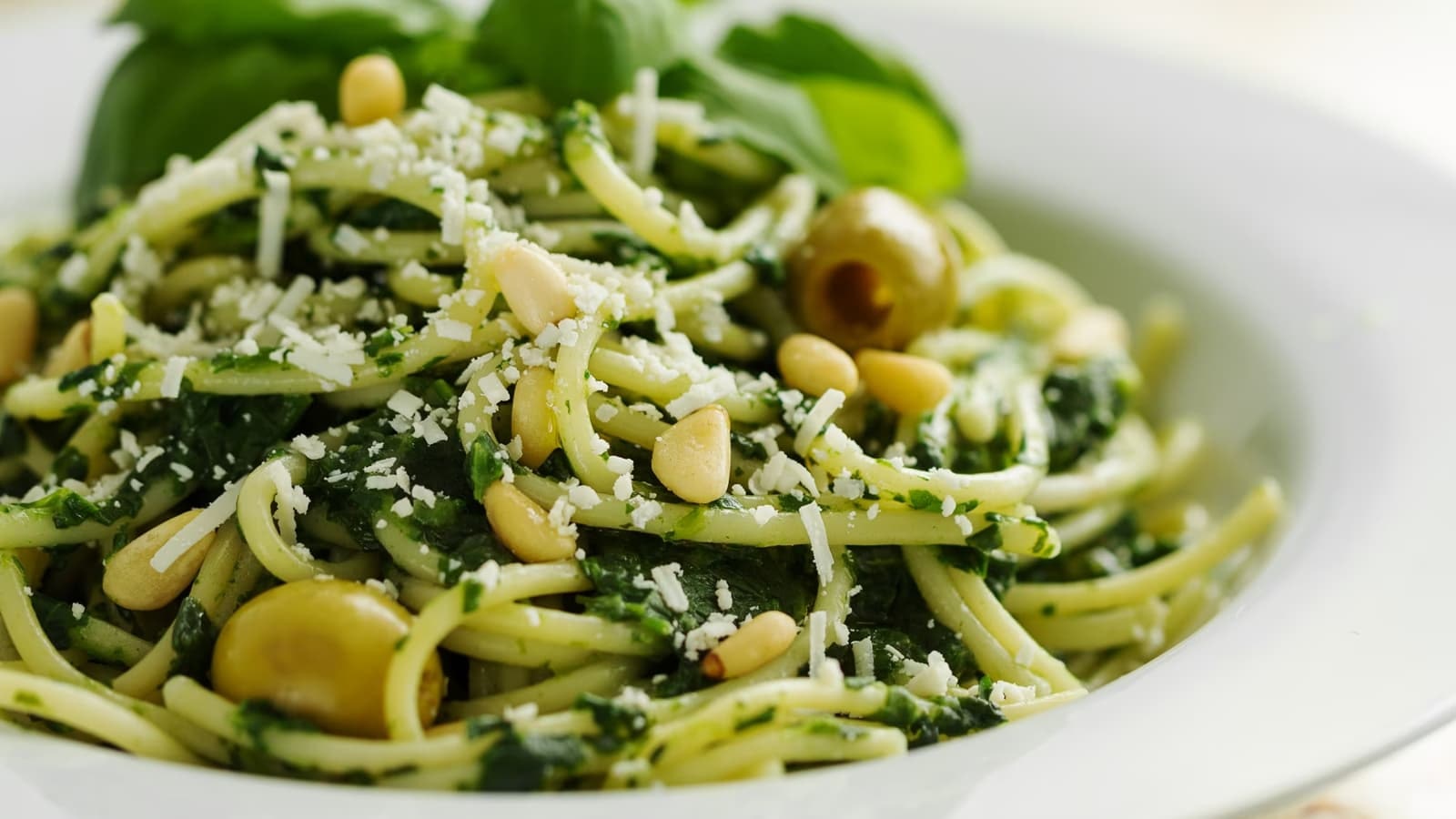 Die besten High Protein & Low Carb Pasta Rezepte. Bild von einer High Protein Pasta mit Feta und Spinat.
