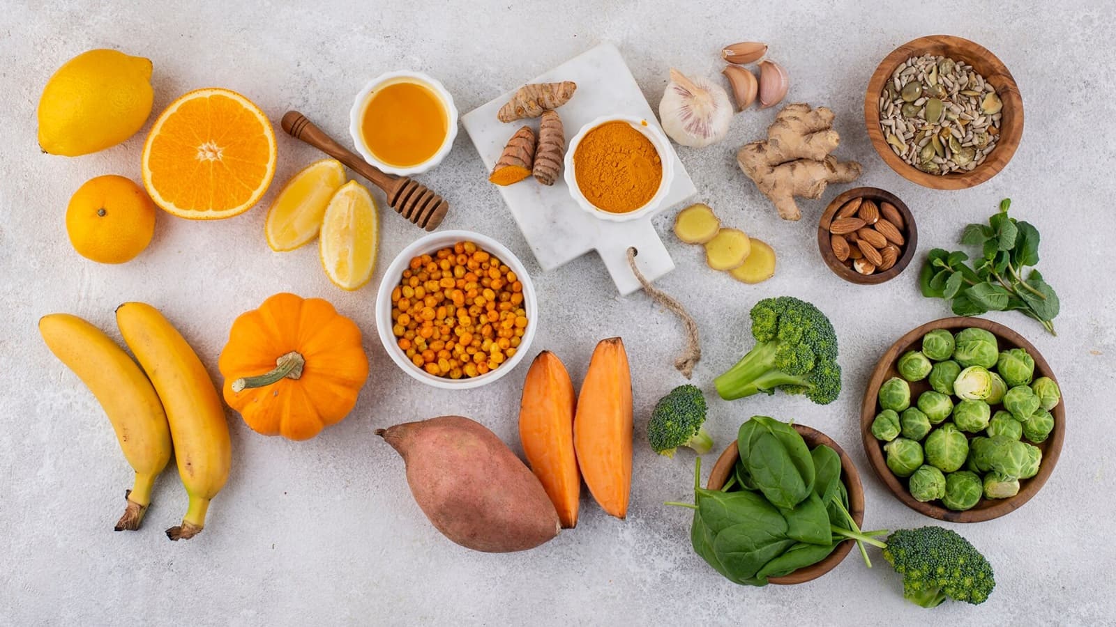 Wofür braucht man Vitamin A? Bild von mehreren Lebensmitteln, die Vitamin A enthalten.